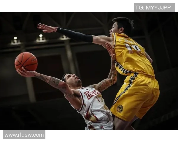 朗斯与红星激战正酣双方球员全力以赴争夺胜利荣耀 朗斯与红星激战正酣双方球员全力以赴争夺胜利荣耀